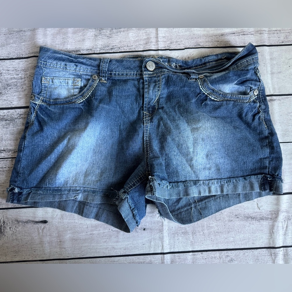 Wallflower Distressed Jean Shorts Women’s Plus Size 17 Juniors